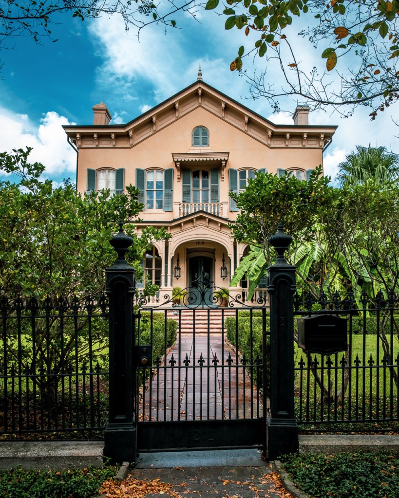 Photo of a house in the Garden District of New Orleans